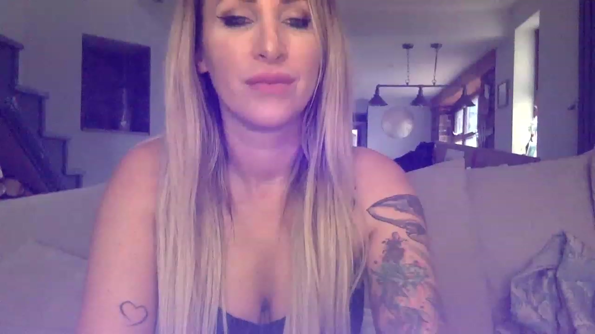 Gallery image thumbnail from Its_just_Evie's myfreecams stream on, 03/17/2023, 13:12 image 16 of 20
