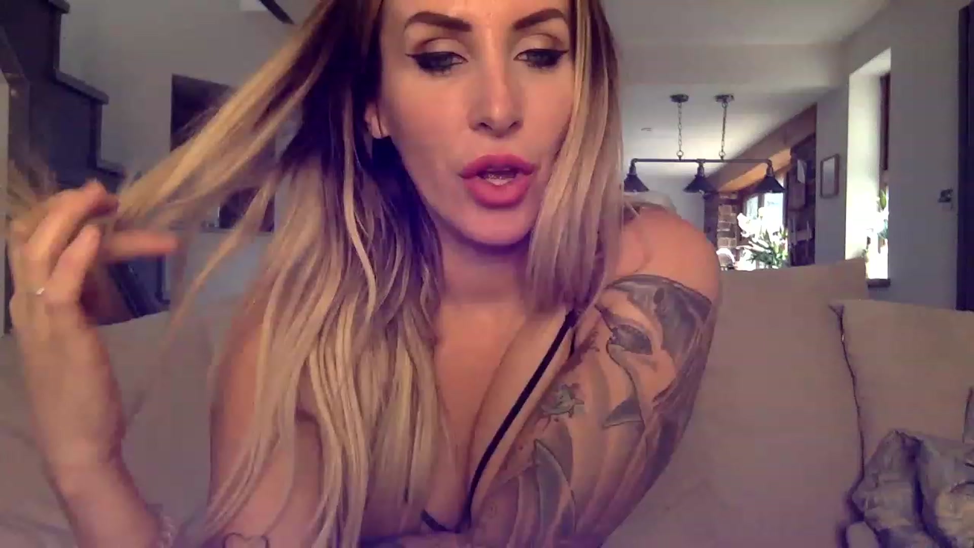 Gallery image thumbnail from Its_just_Evie's myfreecams stream on, 05/15/2023, 12:56 image 1 of 20