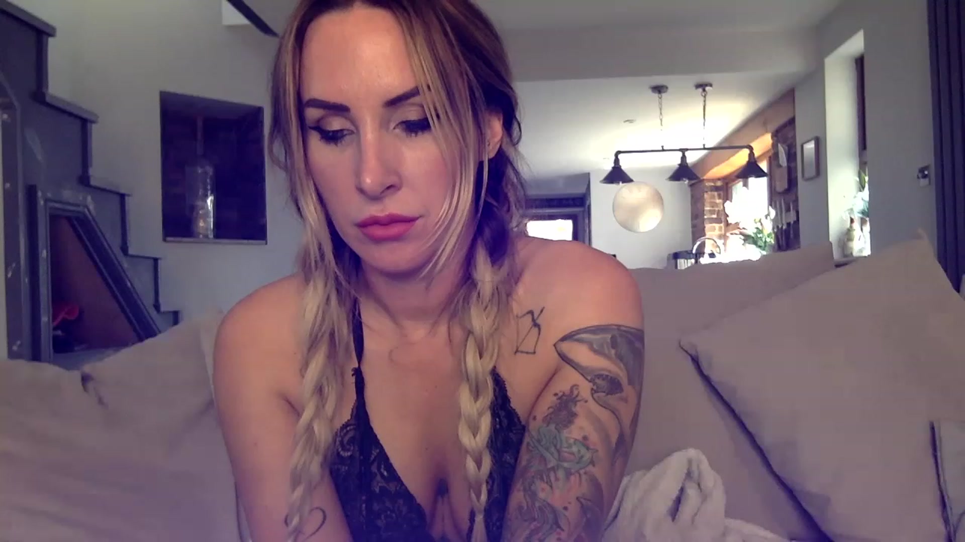 Gallery image thumbnail from Its_just_Evie's myfreecams stream on, 05/16/2023, 12:49 image 12 of 20