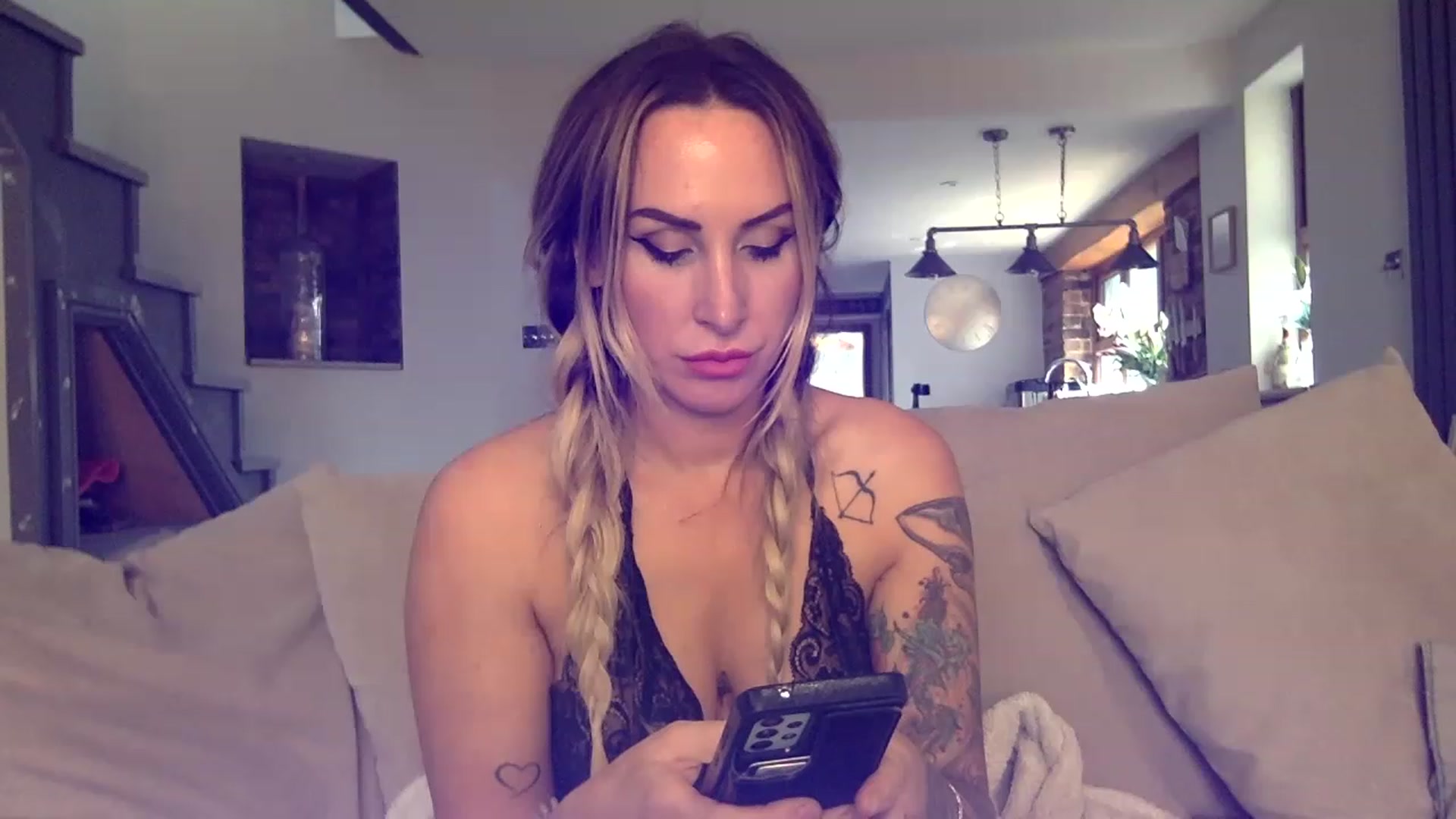 Gallery image thumbnail from Its_just_Evie's myfreecams stream on, 05/16/2023, 12:49 image 6 of 20