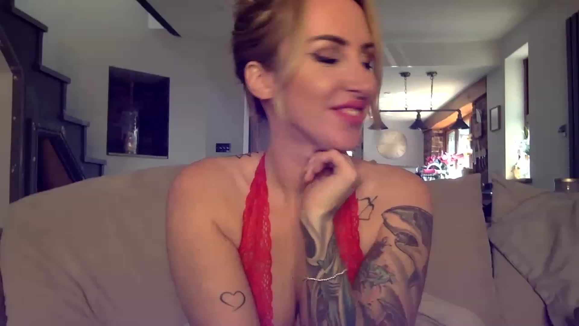 Gallery image thumbnail from Its_just_Evie's myfreecams stream on, 05/23/2023, 12:10 image 12 of 20