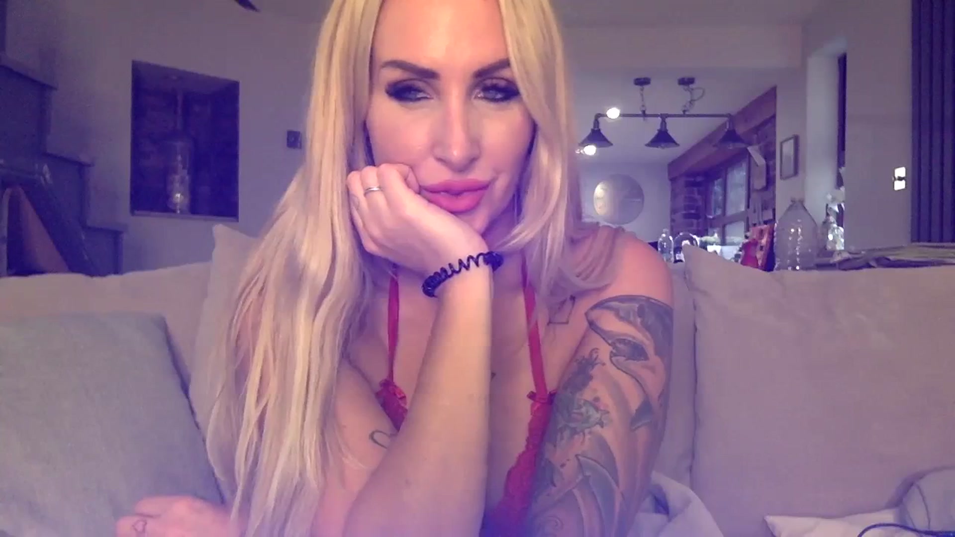 Gallery image thumbnail from Its_just_Evie's myfreecams stream on, 12/13/2023, 13:44 image 3 of 20