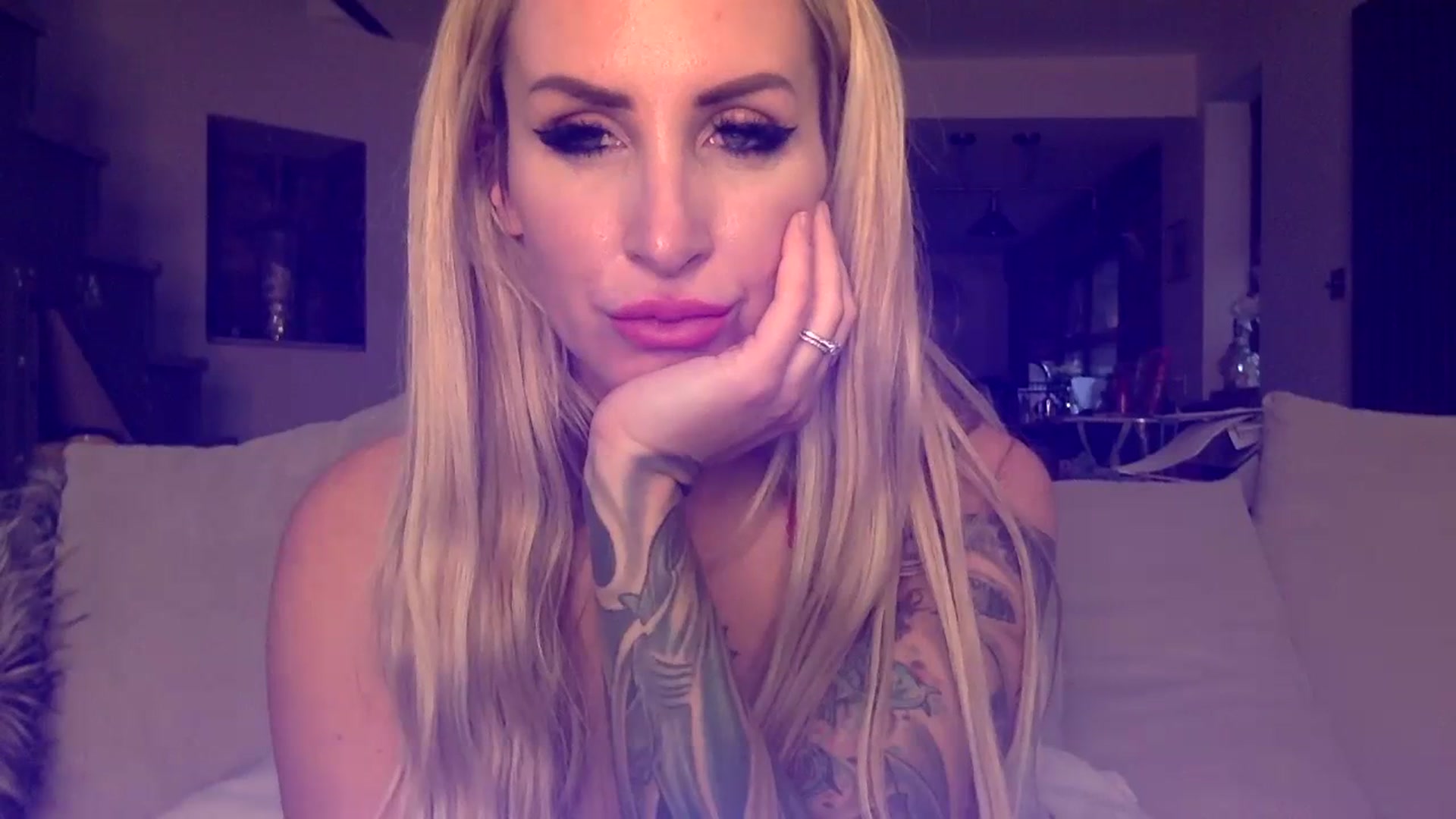 Gallery image thumbnail from Its_just_Evie's myfreecams stream on, 12/17/2023, 15:31 image 9 of 20