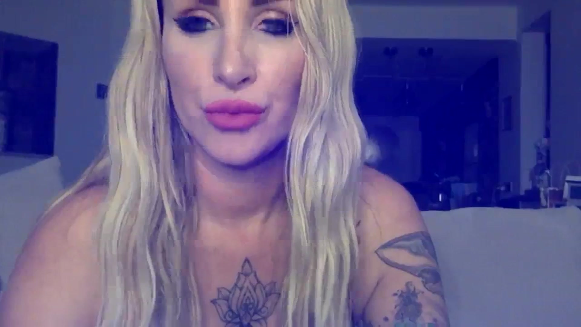Gallery image thumbnail from Its_just_Evie's myfreecams stream on, 12/27/2023, 15:33 image 13 of 20