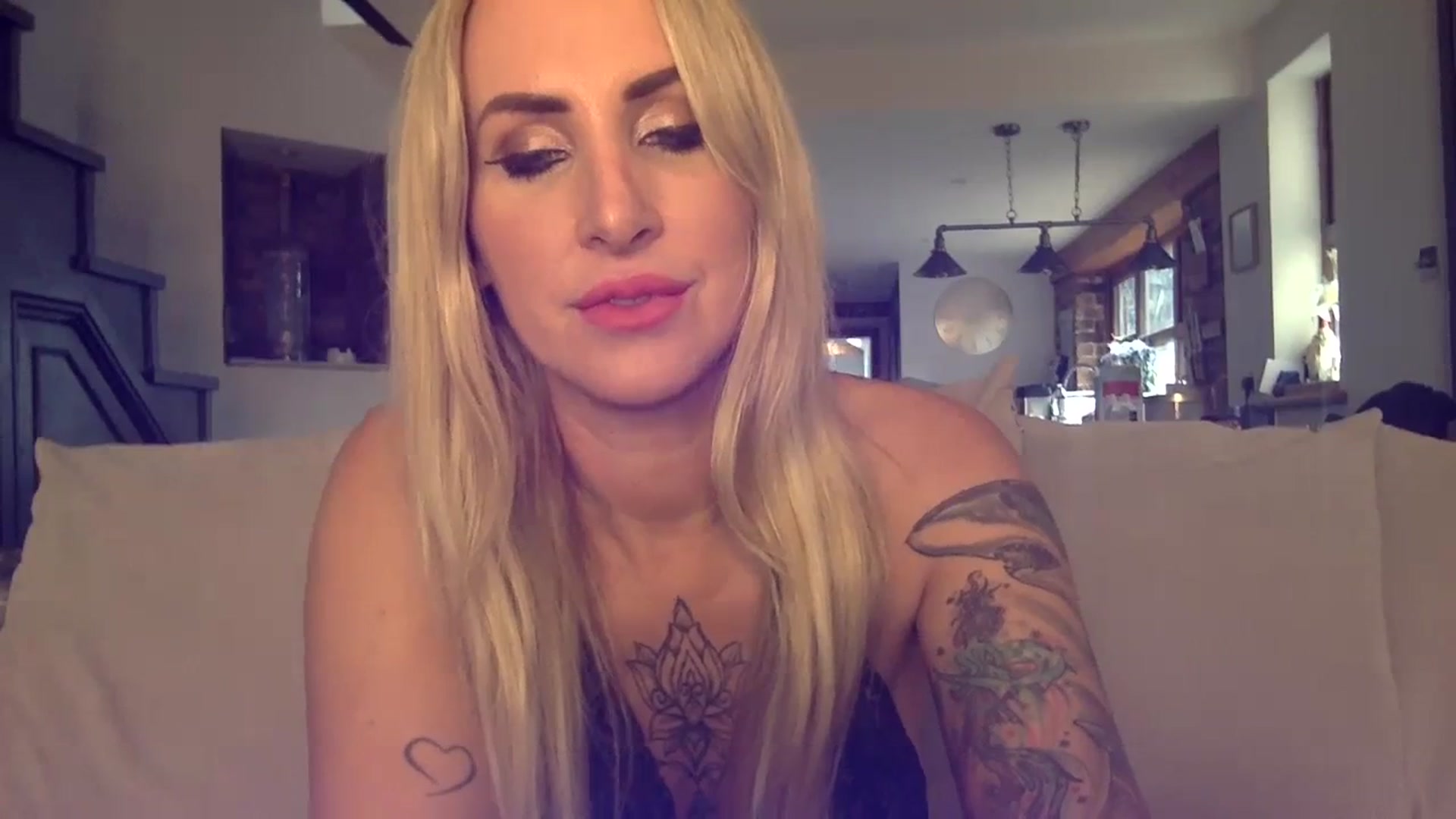 Gallery image thumbnail from Its_just_Evie's myfreecams stream on, 03/15/2024, 13:24 image 8 of 20