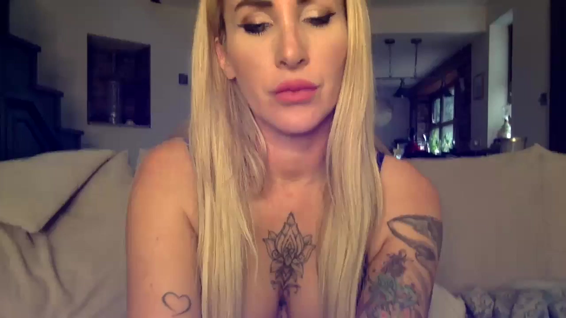 Gallery image thumbnail from Its_just_Evie's myfreecams stream on, 05/21/2024, 11:43 image 12 of 20