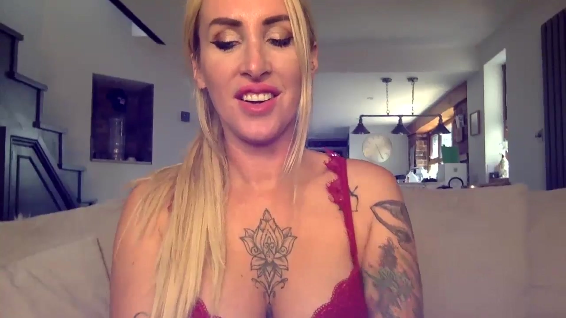 Gallery image thumbnail from Its_just_Evie's myfreecams stream on, 06/17/2024, 14:04 image 15 of 20