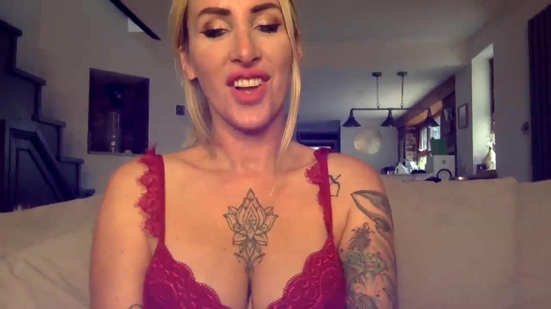 Gallery image thumbnail from Its_just_Evie's myfreecams stream on, 06/17/2024, 14:04 image 10 of 20