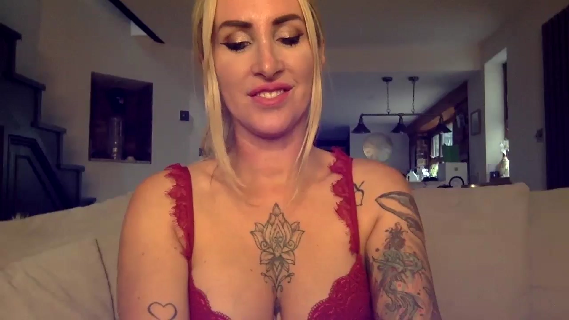 Gallery image thumbnail from Its_just_Evie's myfreecams stream on, 06/17/2024, 14:04 image 19 of 20