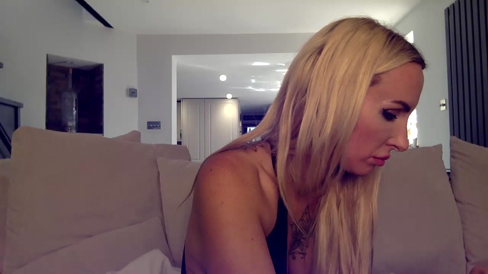 Gallery image thumbnail from Its_just_Evie's myfreecams stream on, 08/17/2024, 10:32 image 17 of 20