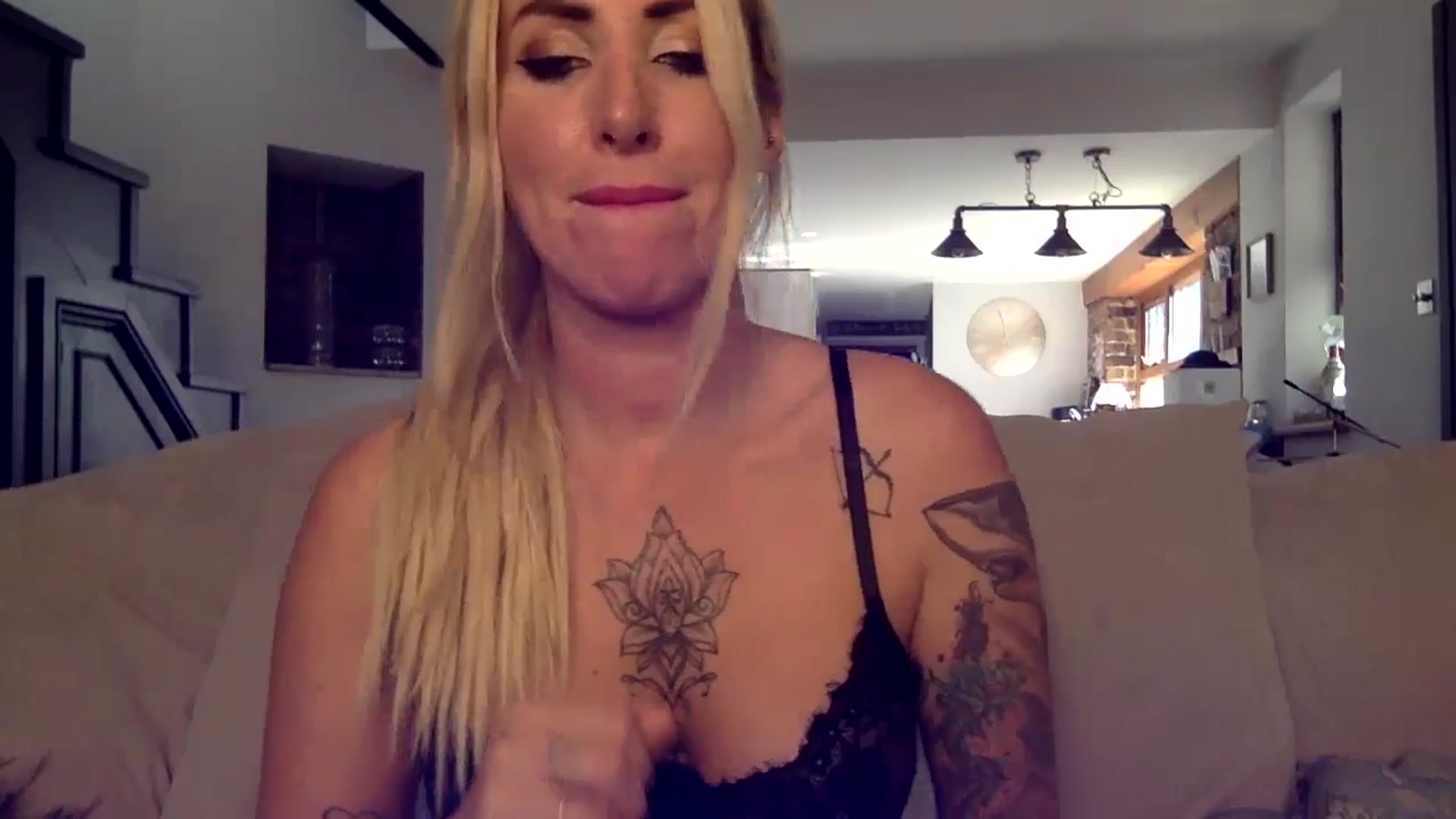 Gallery image thumbnail from Its_just_Evie's myfreecams stream on, 10/08/2024, 12:09 image 13 of 20