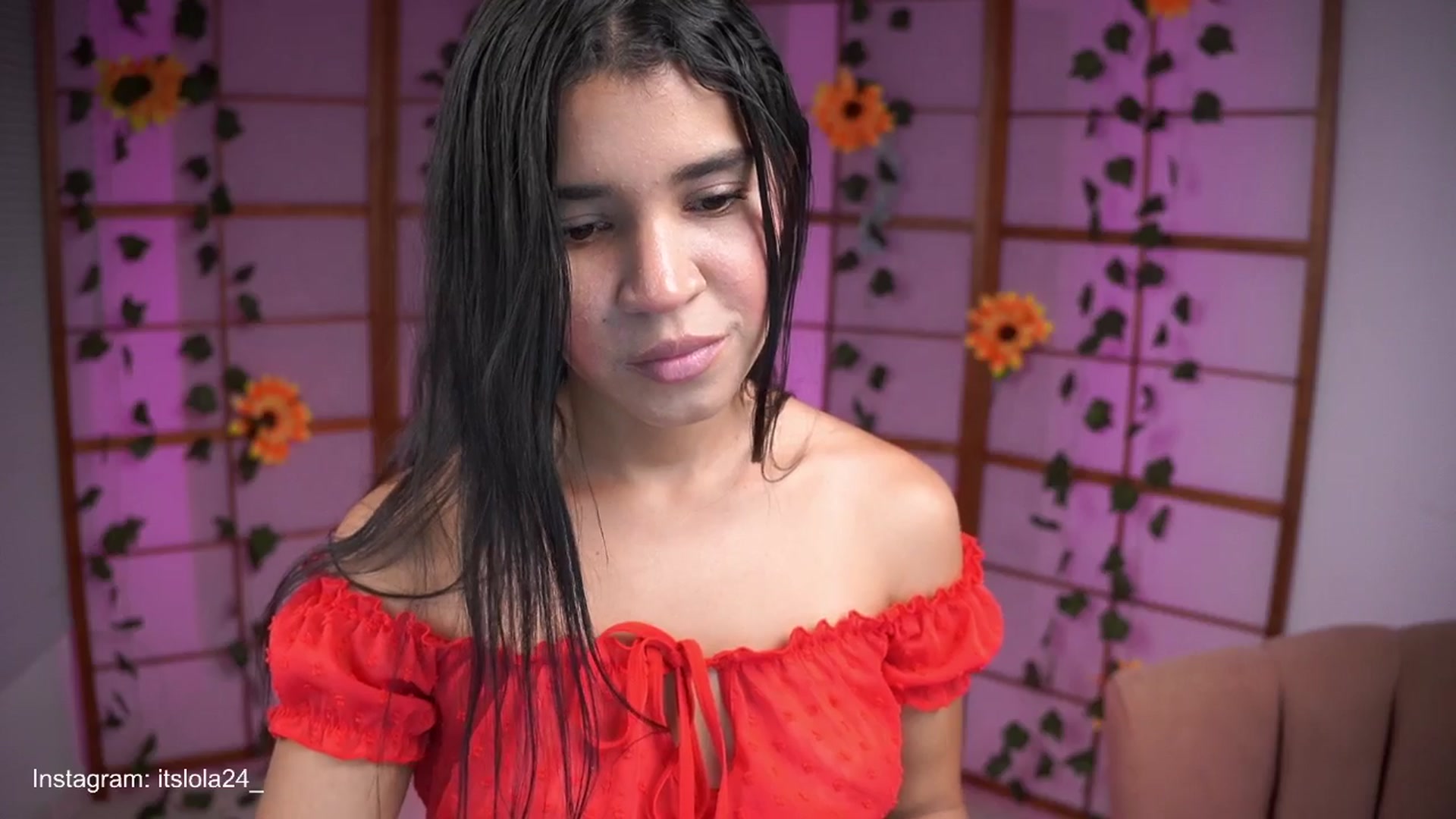 Gallery image thumbnail from Its_lola's myfreecams stream on, 05/29/2025, 24:51 image 13 of 20