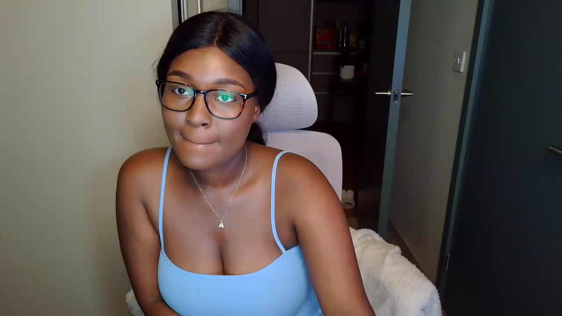 Gallery image thumbnail from Itsanna_b's myfreecams stream on, 07/06/2026, 21:41 image 16 of 20