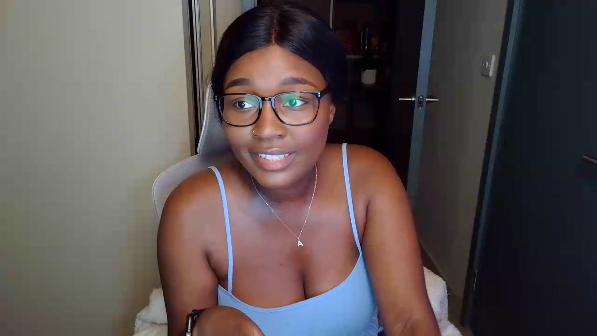 Gallery image thumbnail from Itsanna_b's myfreecams stream on, 07/06/2026, 21:41 image 17 of 20