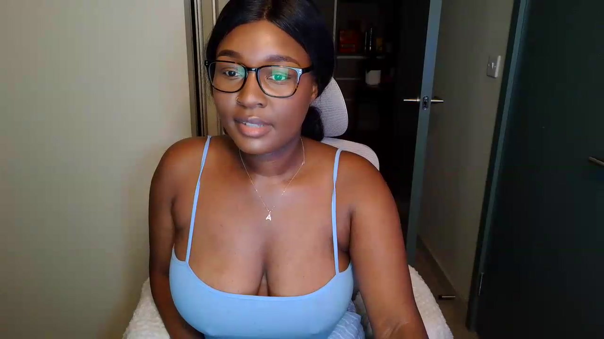 Gallery image thumbnail from Itsanna_b's myfreecams stream on, 07/06/2026, 23:28 image 5 of 20