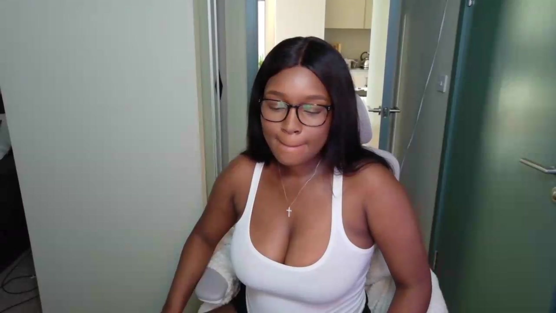 Gallery image thumbnail from Itsanna_b's myfreecams stream on, 07/29/2026, 08:20 image 14 of 20