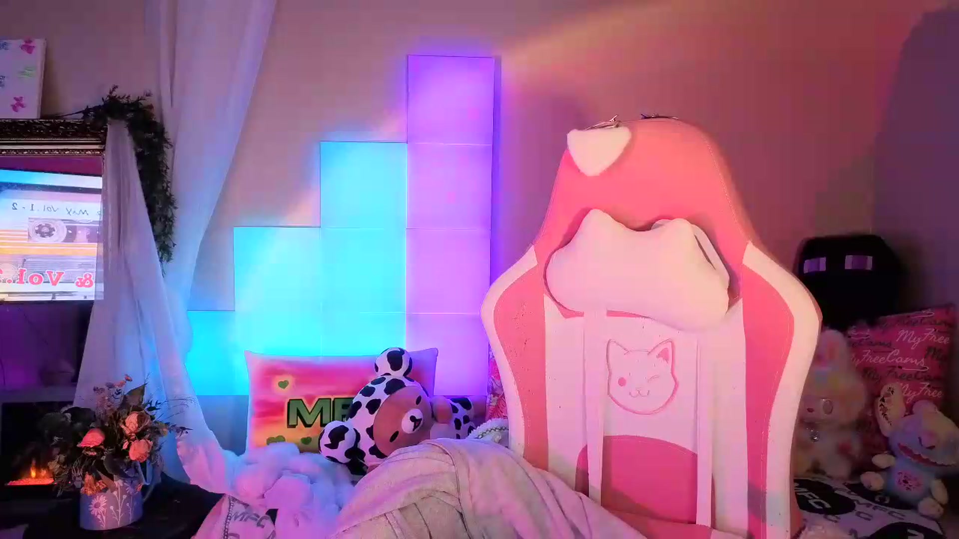 Gallery image thumbnail from Itsivyblue's myfreecams stream on, 06/10/2026, 04:18 image 3 of 20