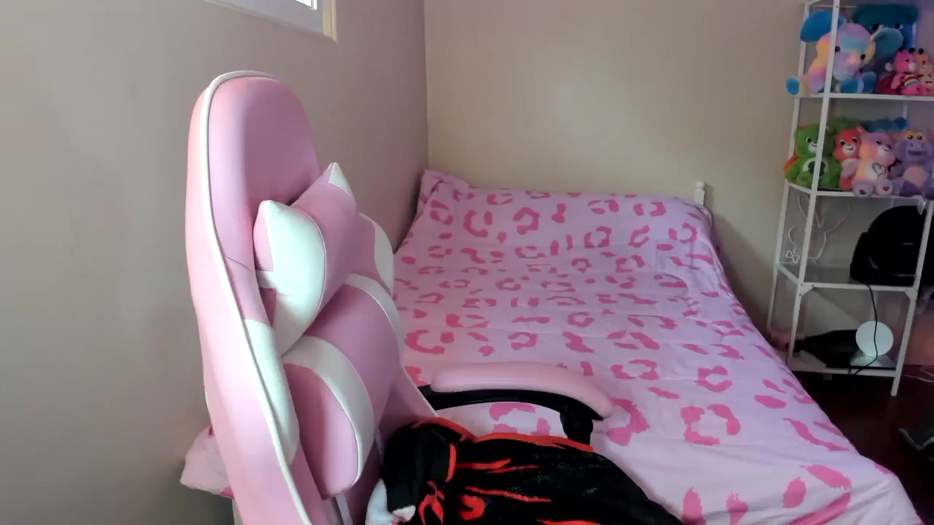Gallery image thumbnail from Itslaurenxo's myfreecams stream on, 04/29/2026, 18:18 image 16 of 20