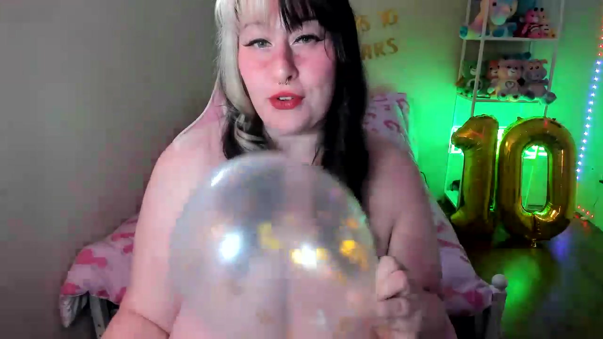 Gallery image thumbnail from Itslaurenxo's myfreecams stream on, 05/15/2026, 20:46 image 16 of 20