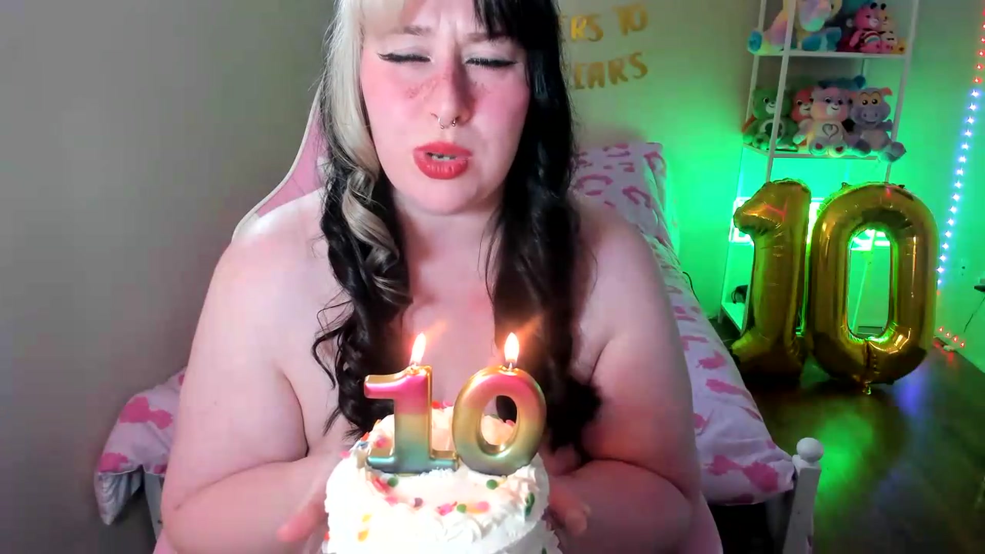 Gallery image thumbnail from Itslaurenxo's myfreecams stream on, 05/15/2026, 20:46 image 19 of 20