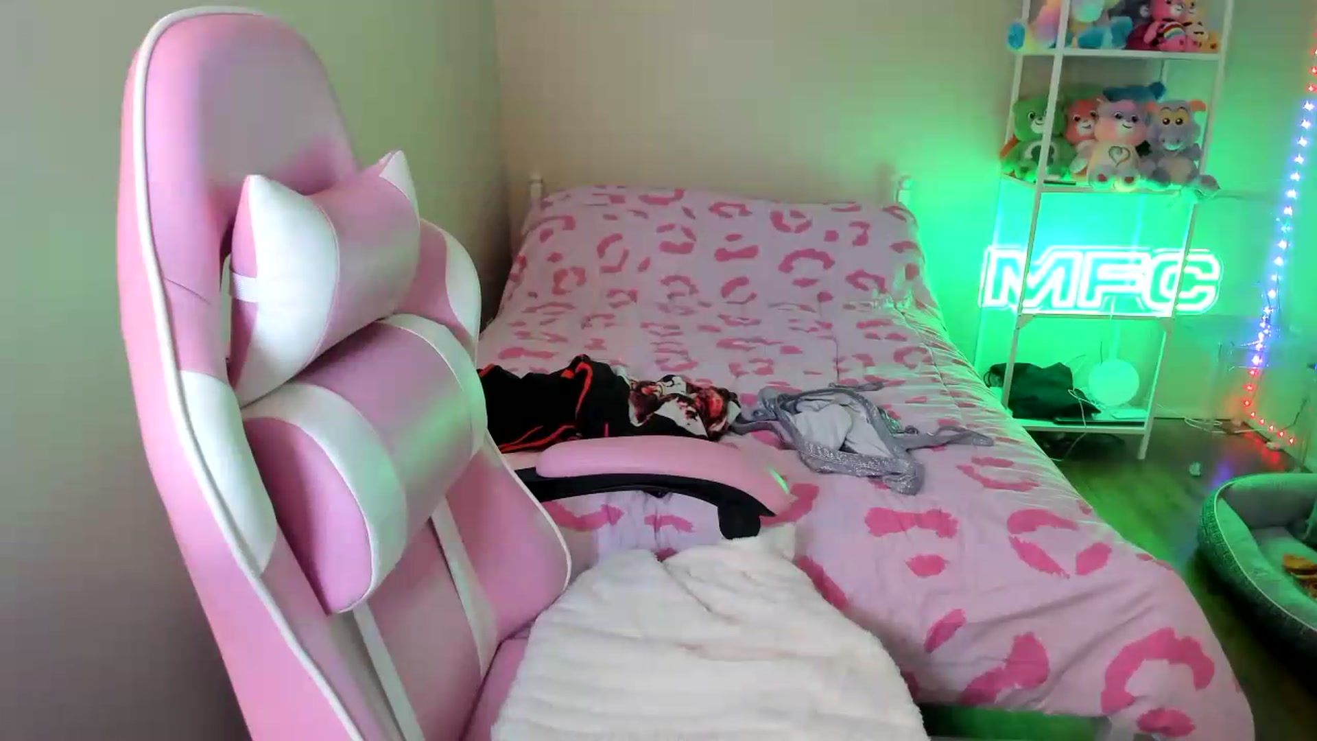 Gallery image thumbnail from Itslaurenxo's myfreecams stream on, 05/20/2026, 20:14 image 12 of 20