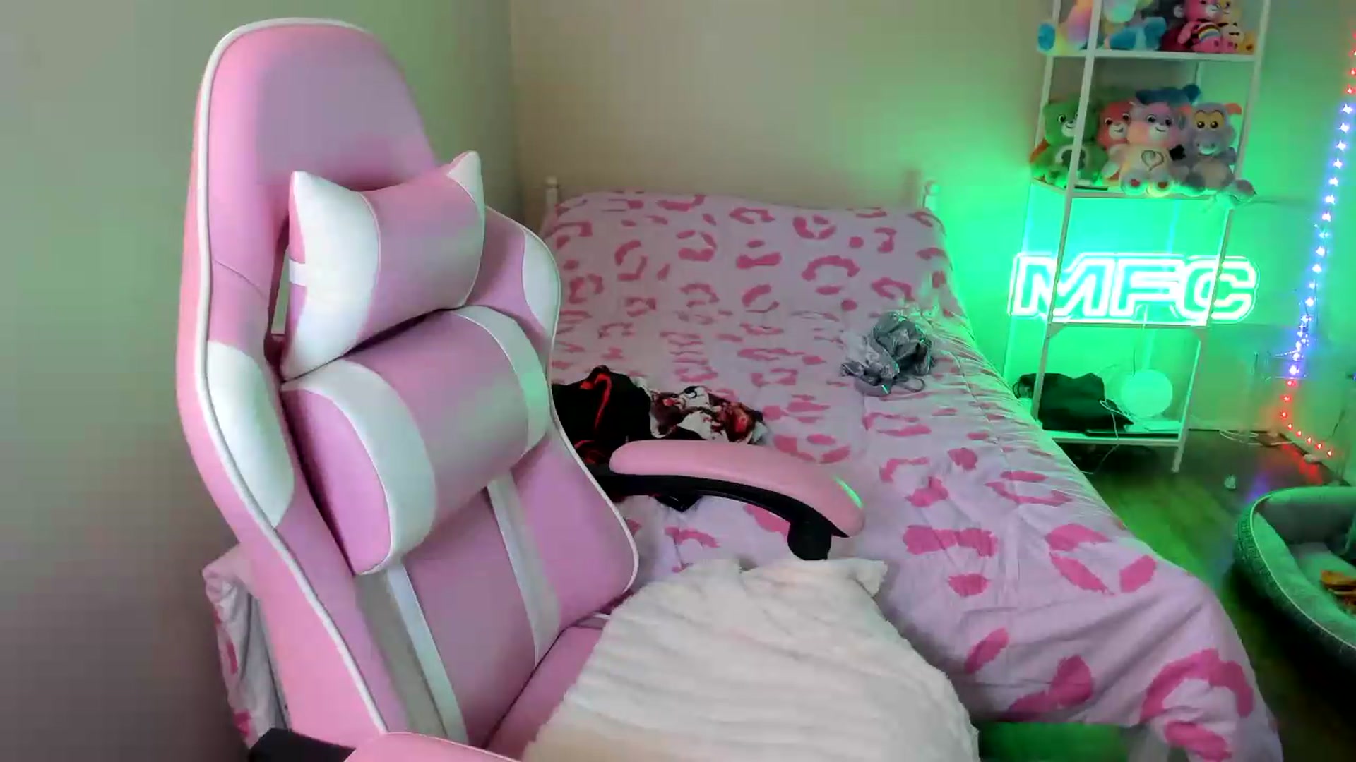 Gallery image thumbnail from Itslaurenxo's myfreecams stream on, 05/20/2026, 20:14 image 13 of 20