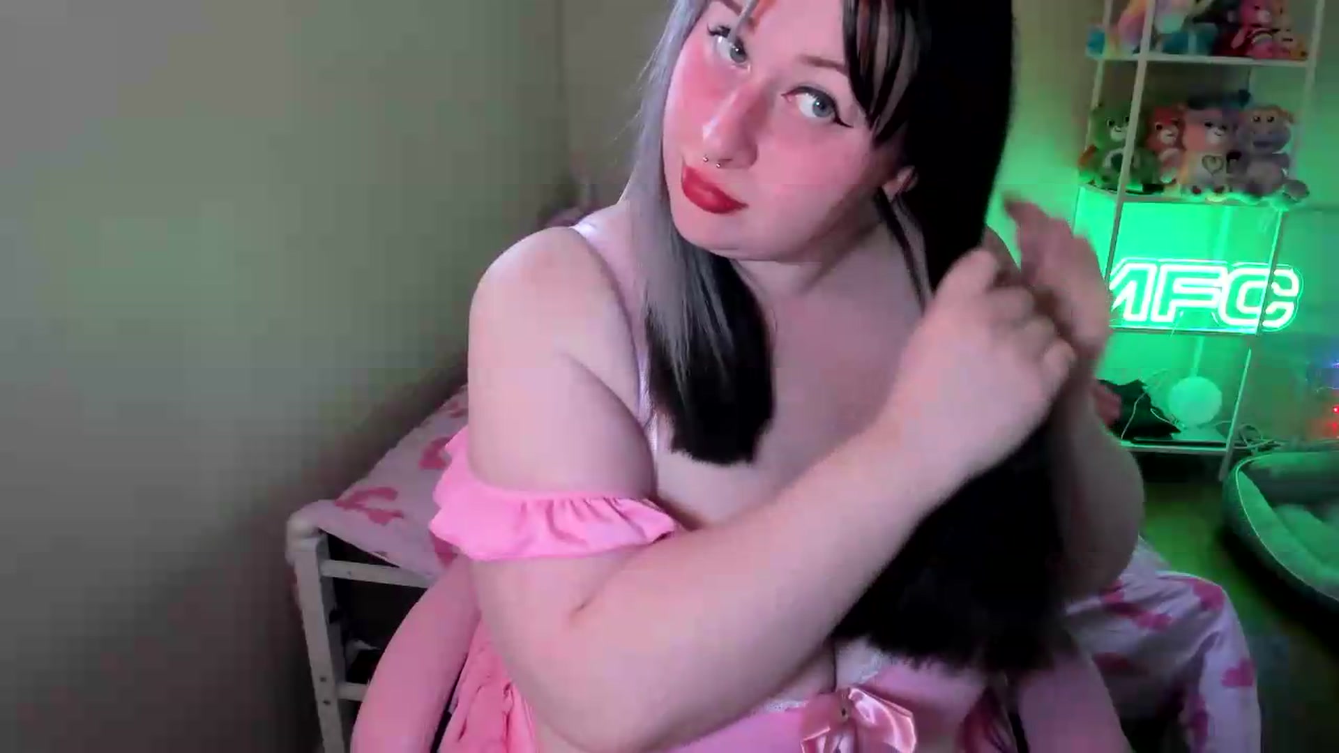 Gallery image thumbnail from Itslaurenxo's myfreecams stream on, 06/04/2026, 19:21 image 7 of 20