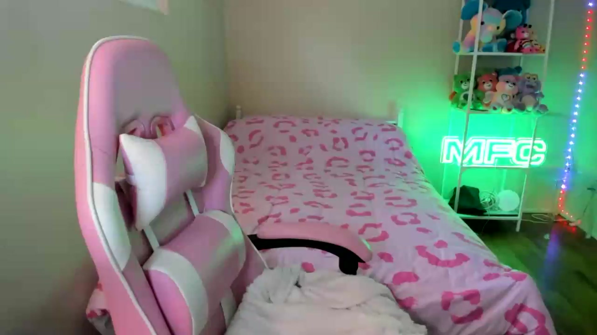 Gallery image thumbnail from Itslaurenxo's myfreecams stream on, 07/15/2026, 19:08 image 15 of 20