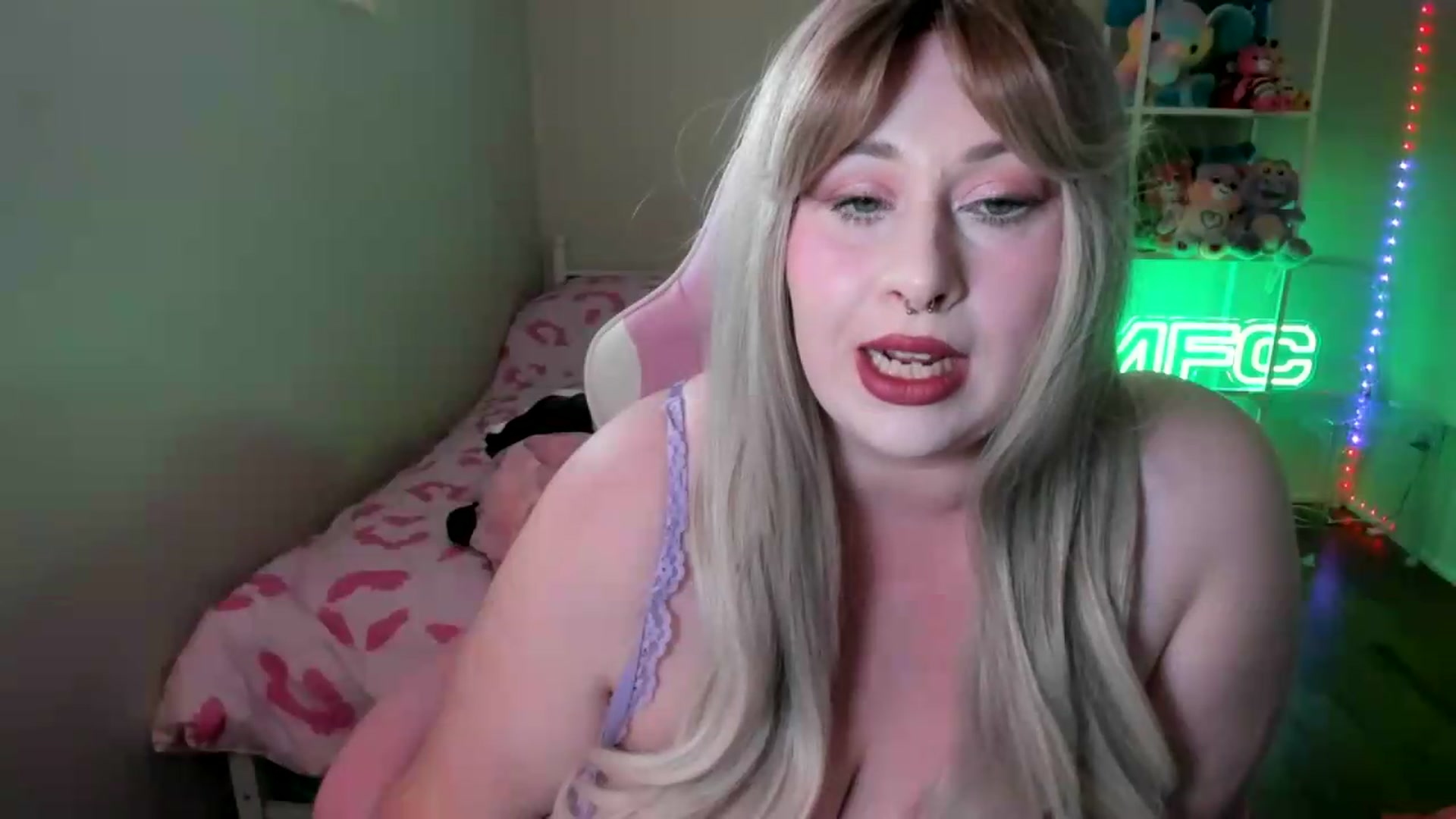 Gallery image thumbnail from Itslaurenxo's myfreecams stream on, 07/17/2026, 19:52 image 16 of 20