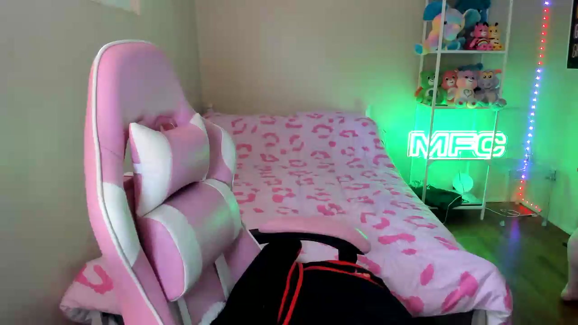 Gallery image thumbnail from Itslaurenxo's myfreecams stream on, 07/31/2026, 18:00 image 3 of 20
