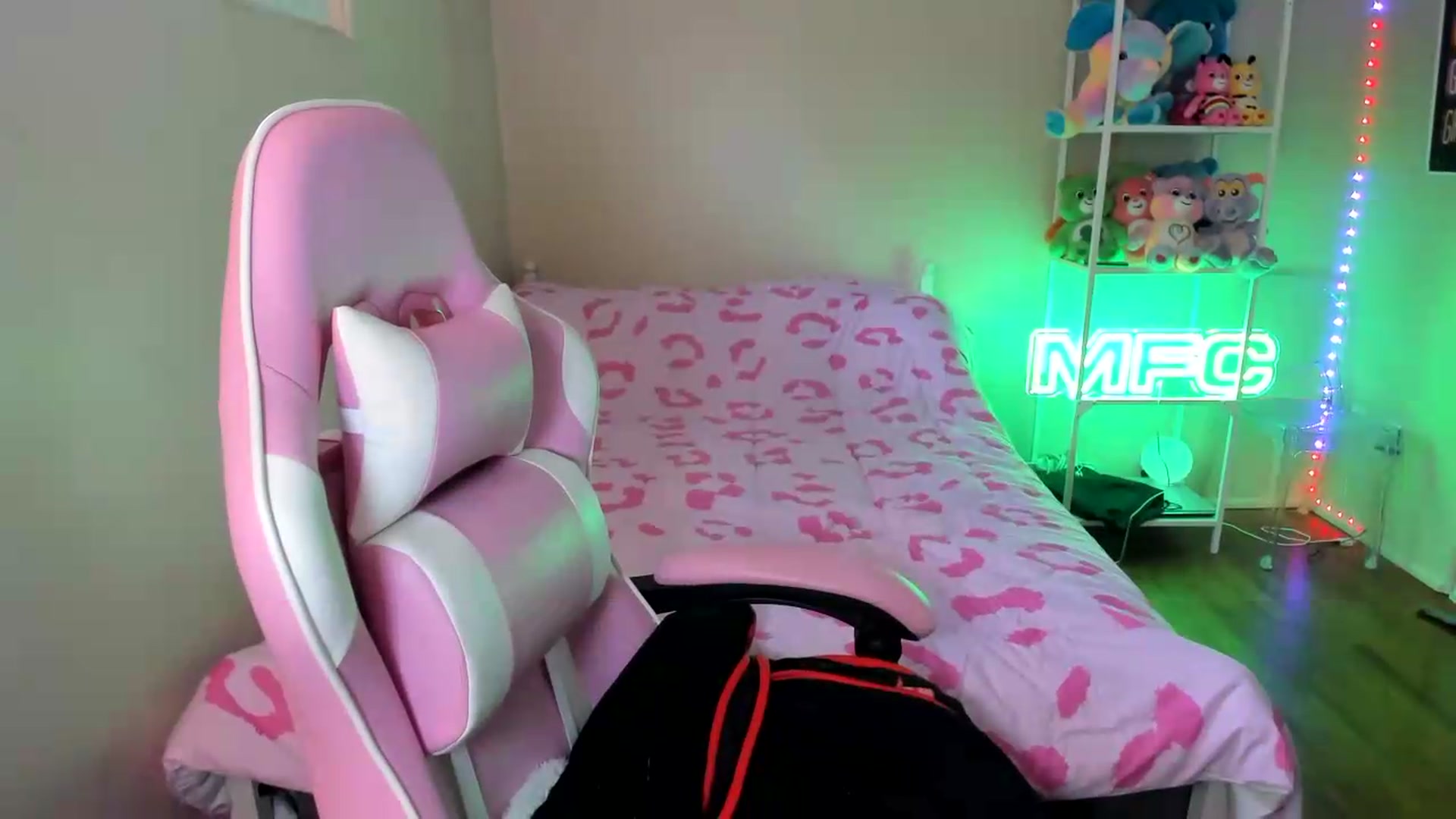 Gallery image thumbnail from Itslaurenxo's myfreecams stream on, 07/31/2026, 18:00 image 15 of 20