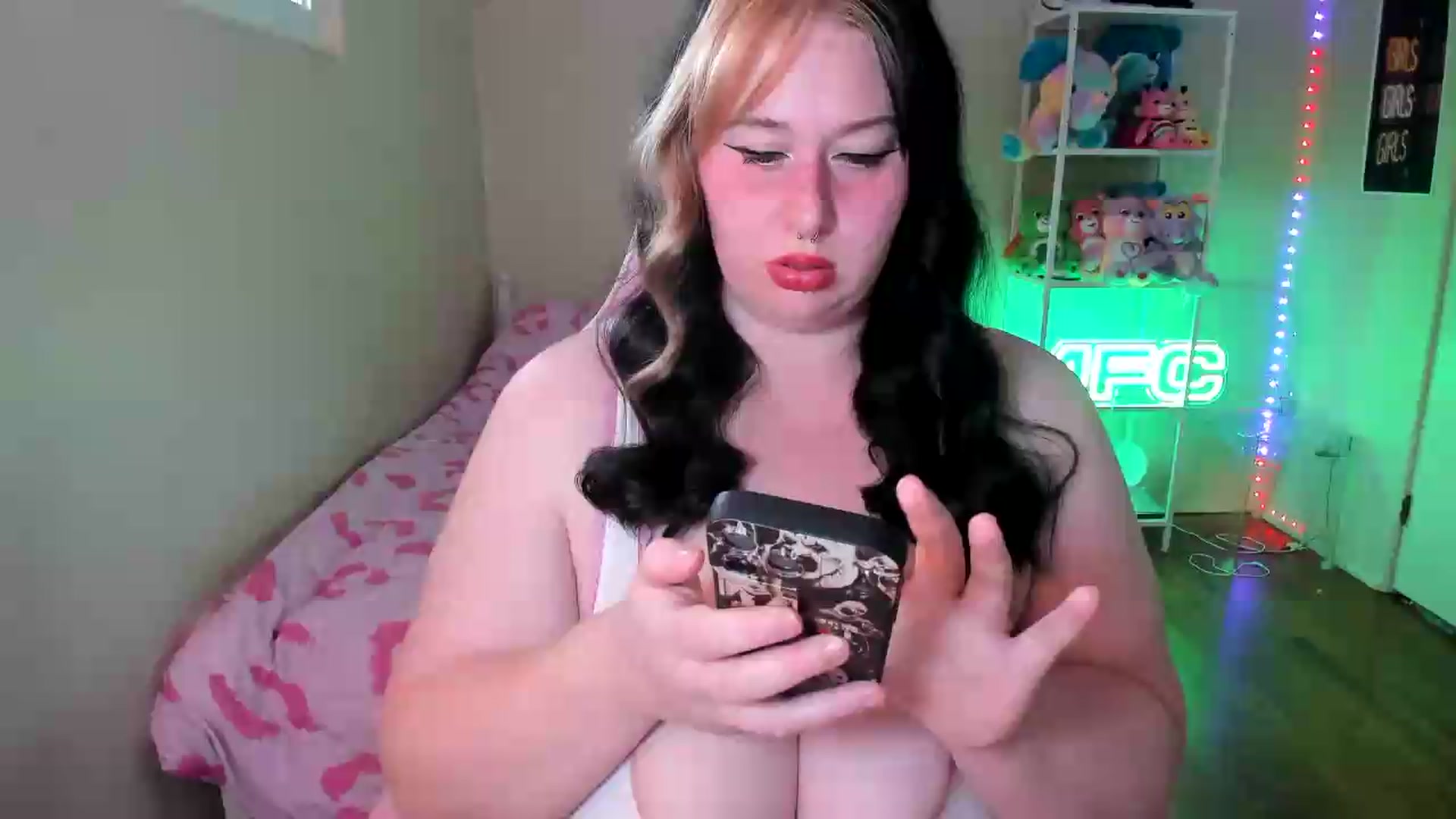 Gallery image thumbnail from Itslaurenxo's myfreecams stream on, 09/17/2026, 20:39 image 12 of 20