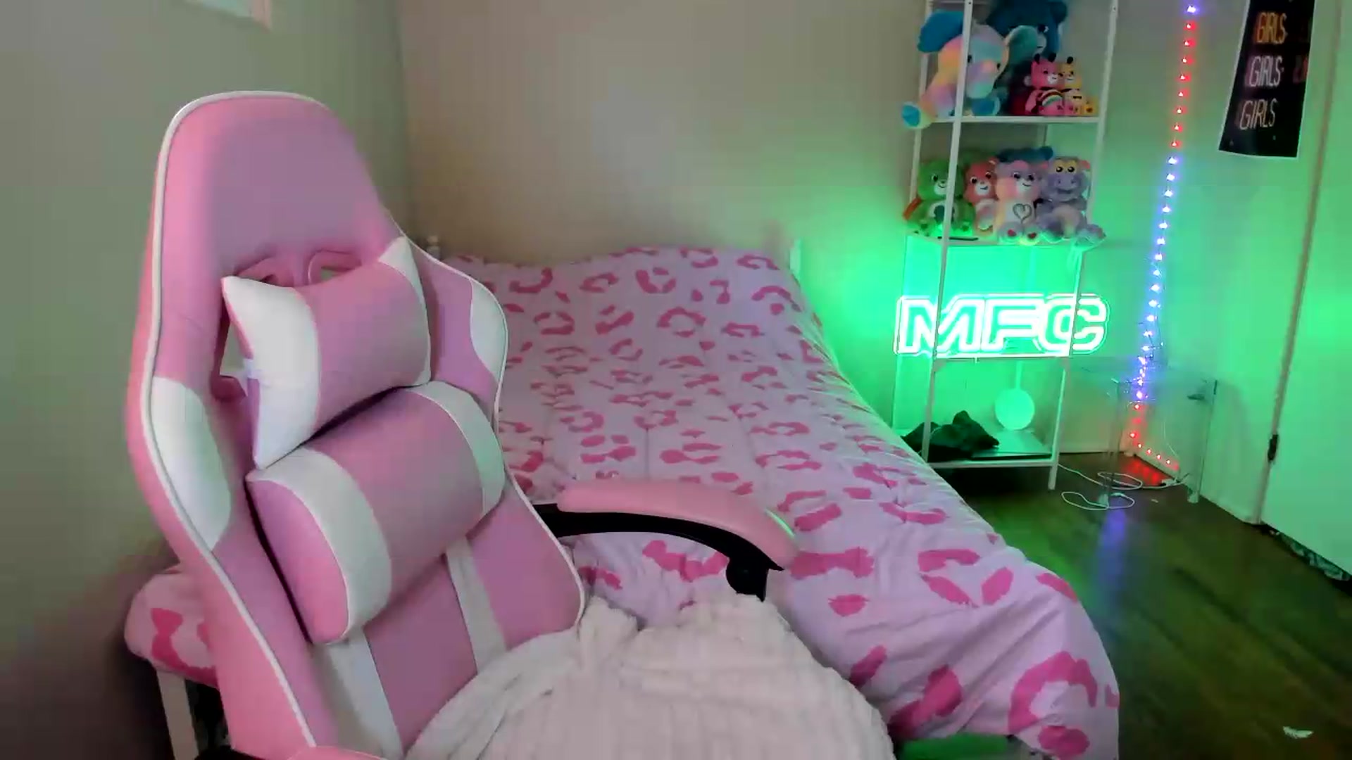 Gallery image thumbnail from Itslaurenxo's myfreecams stream on, 09/18/2026, 19:28 image 5 of 20