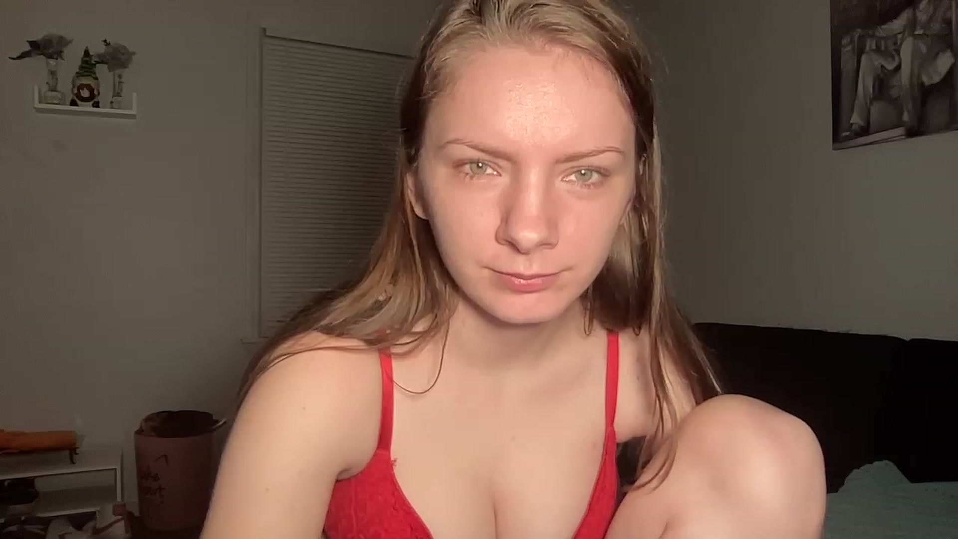 Gallery image thumbnail from Itslizzy22's myfreecams stream on, 12/19/2022, 01:00 image 18 of 20