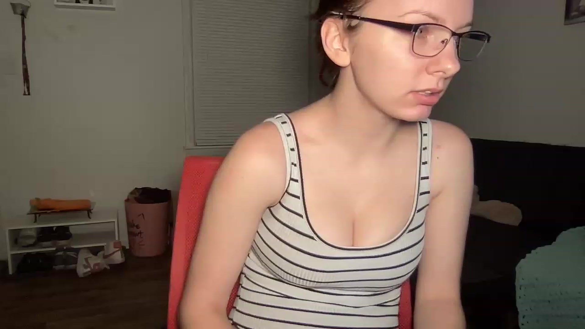 Gallery image thumbnail from Itslizzy22's myfreecams stream on, 12/19/2022, 10:31 image 7 of 20