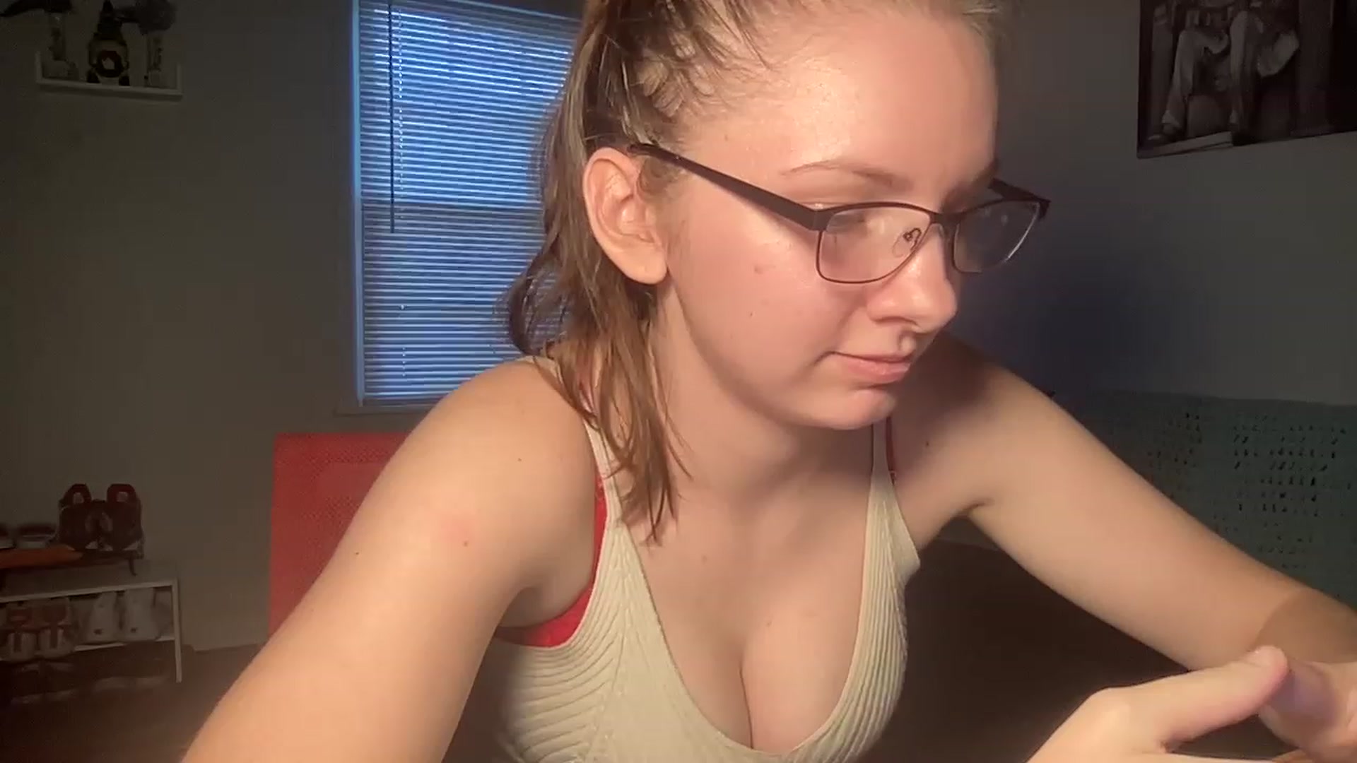 Gallery image thumbnail from Itslizzy22's myfreecams stream on, 12/27/2022, 22:03 image 18 of 20