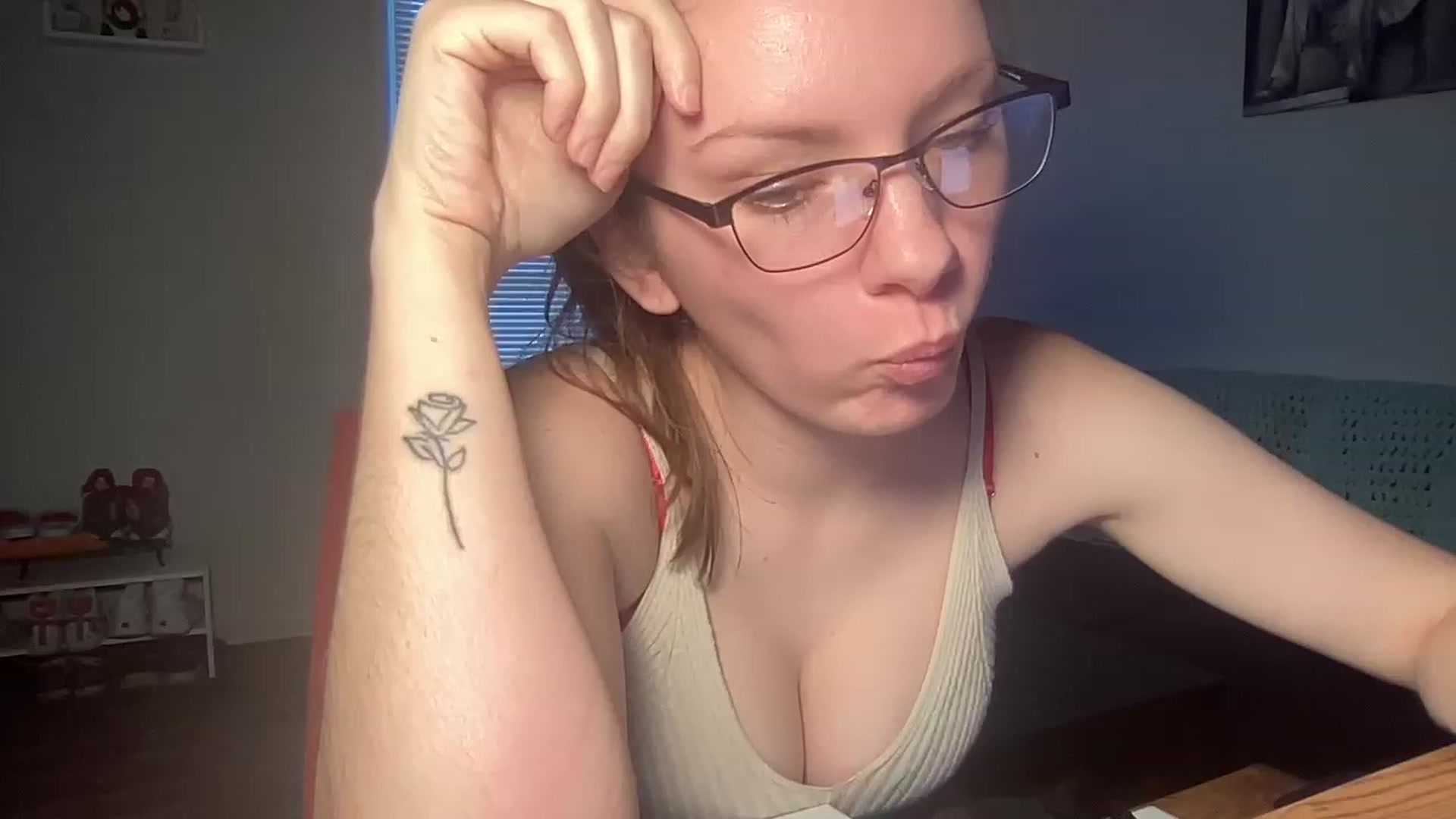 Gallery image thumbnail from Itslizzy22's myfreecams stream on, 12/27/2022, 22:03 image 9 of 20