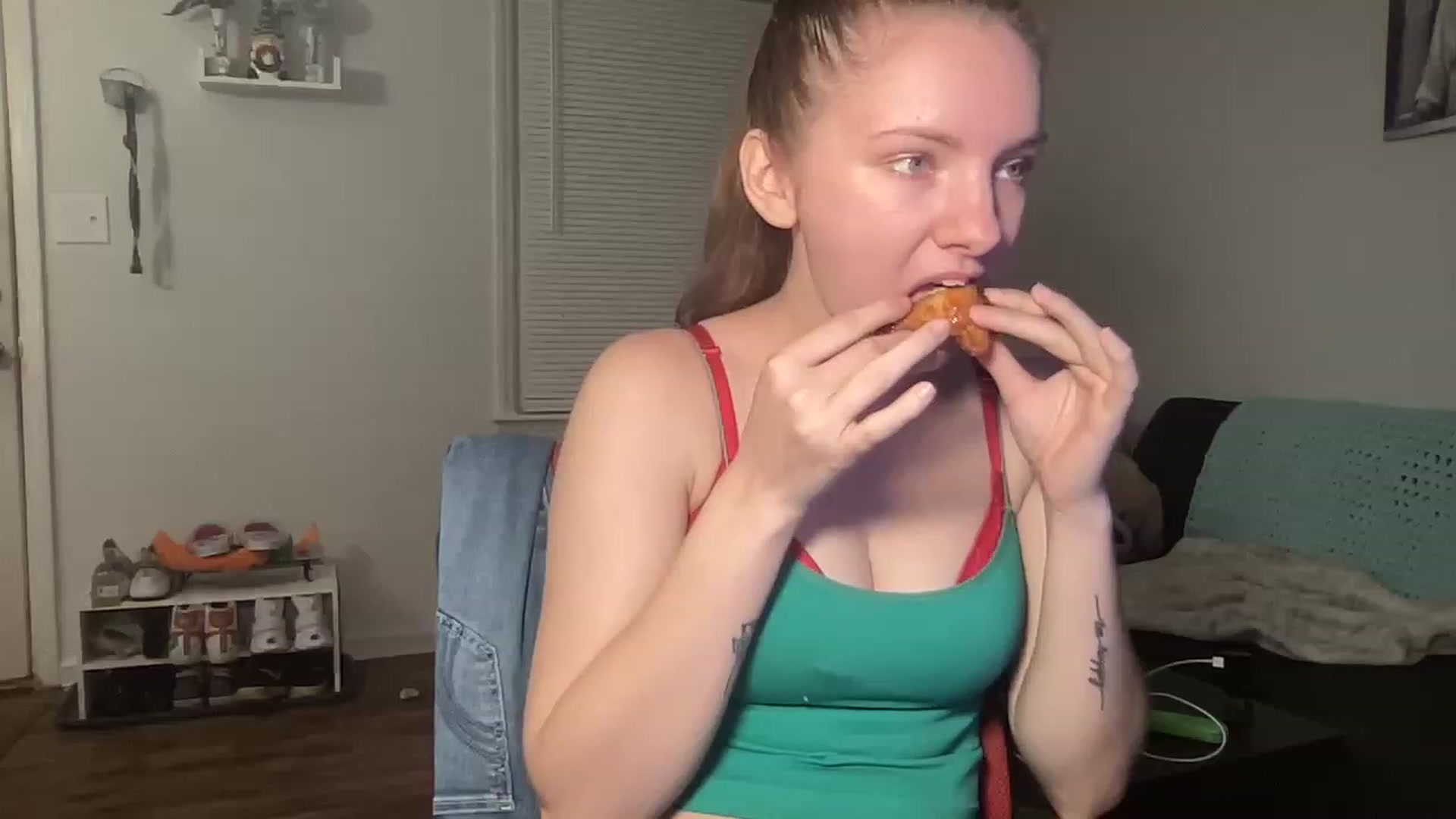 Gallery image thumbnail from Itslizzy22's myfreecams stream on, 01/05/2023, 02:04 image 10 of 20