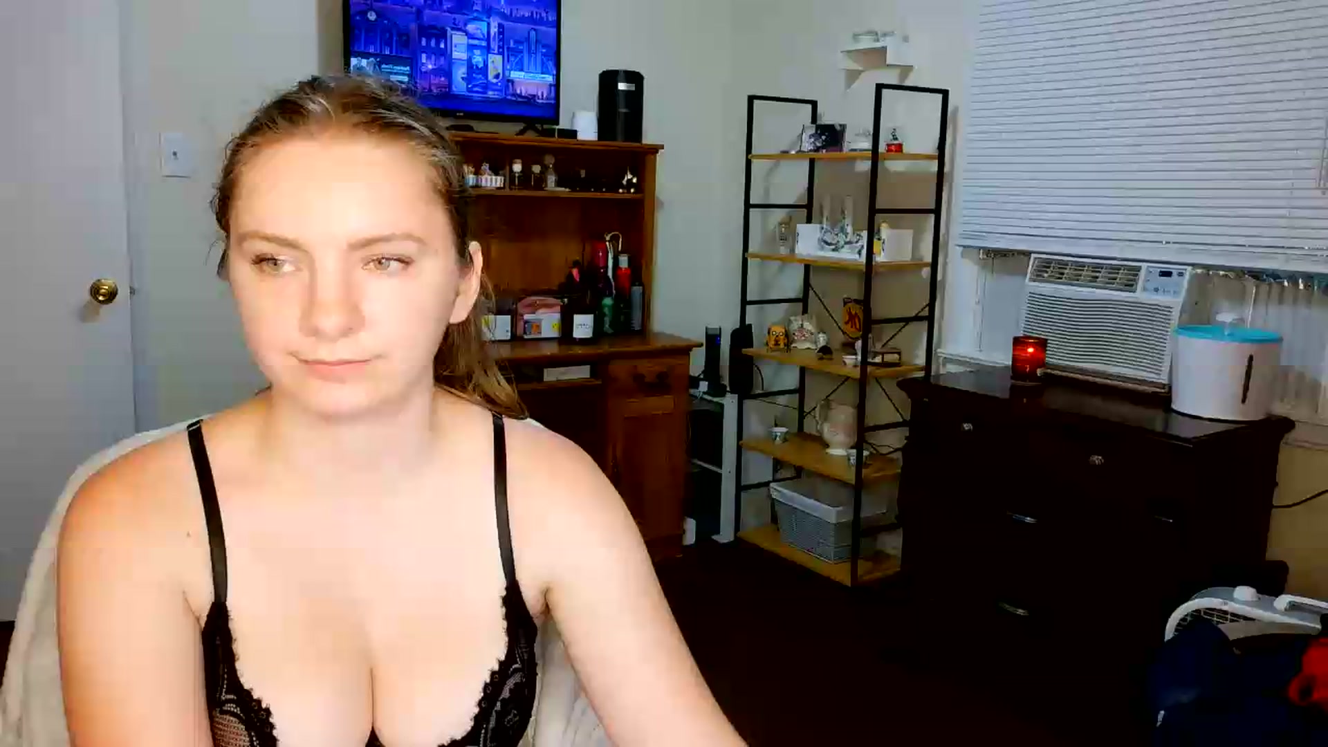 Gallery image thumbnail from ItzQueenLizzy's myfreecams stream on, 08/21/2026, 06:30 image 1 of 20