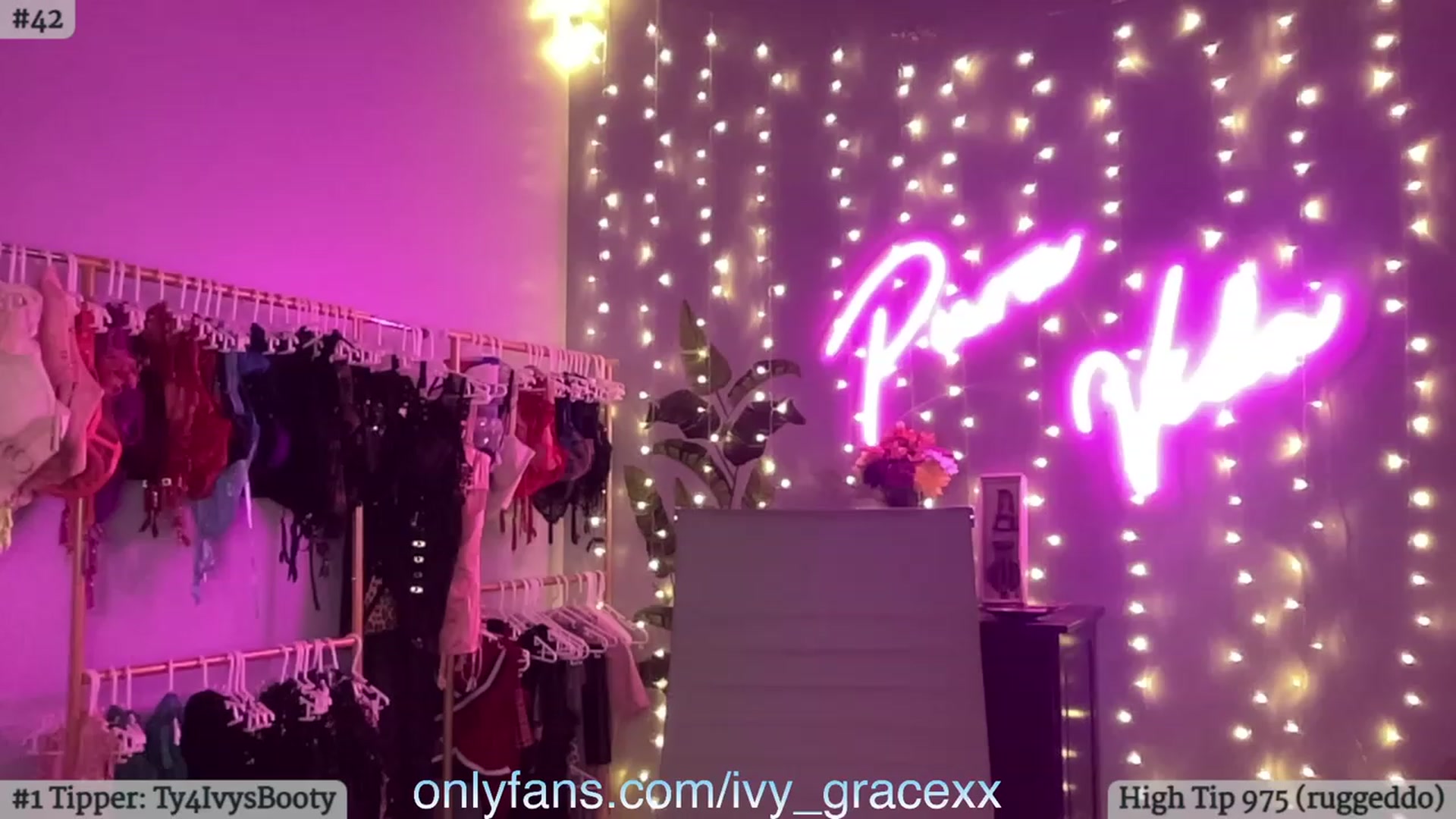Gallery image thumbnail from IvyGrace's myfreecams stream on, 12/24/2023, 08:06 image 15 of 20