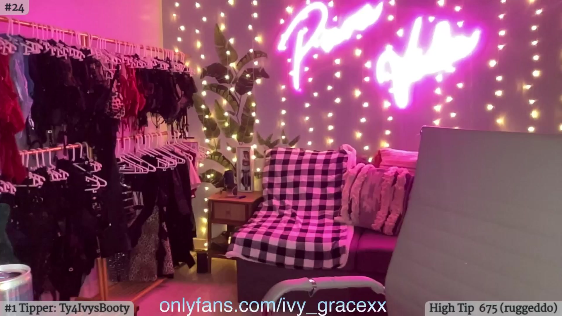 Gallery image thumbnail from IvyGrace's myfreecams stream on, 03/24/2024, 06:45 image 6 of 20