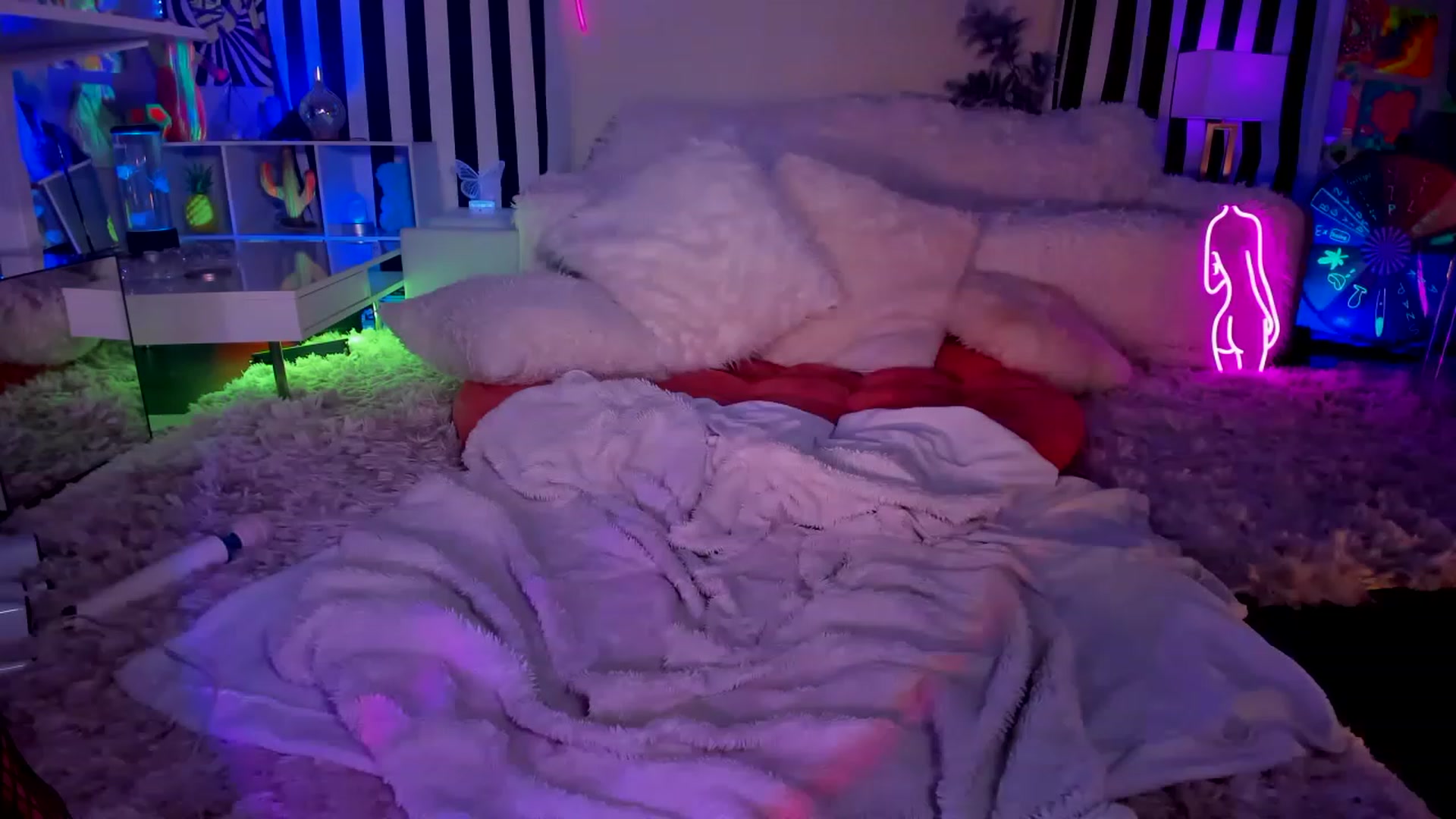 Gallery image thumbnail from IvyJean's myfreecams stream on, 04/09/2023, 04:12 image 4 of 20