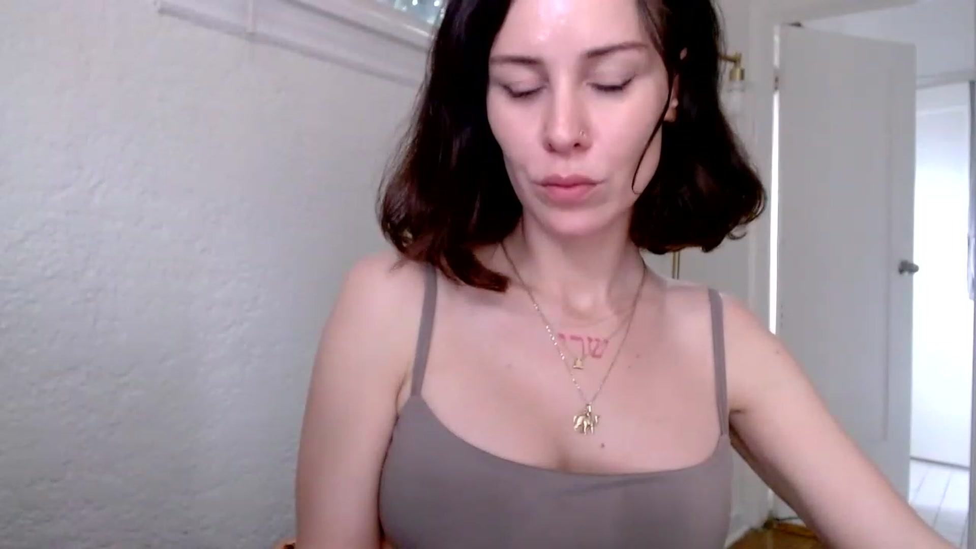 Gallery image thumbnail from Ivy__'s myfreecams stream on, 03/14/2023, 01:34 image 18 of 20