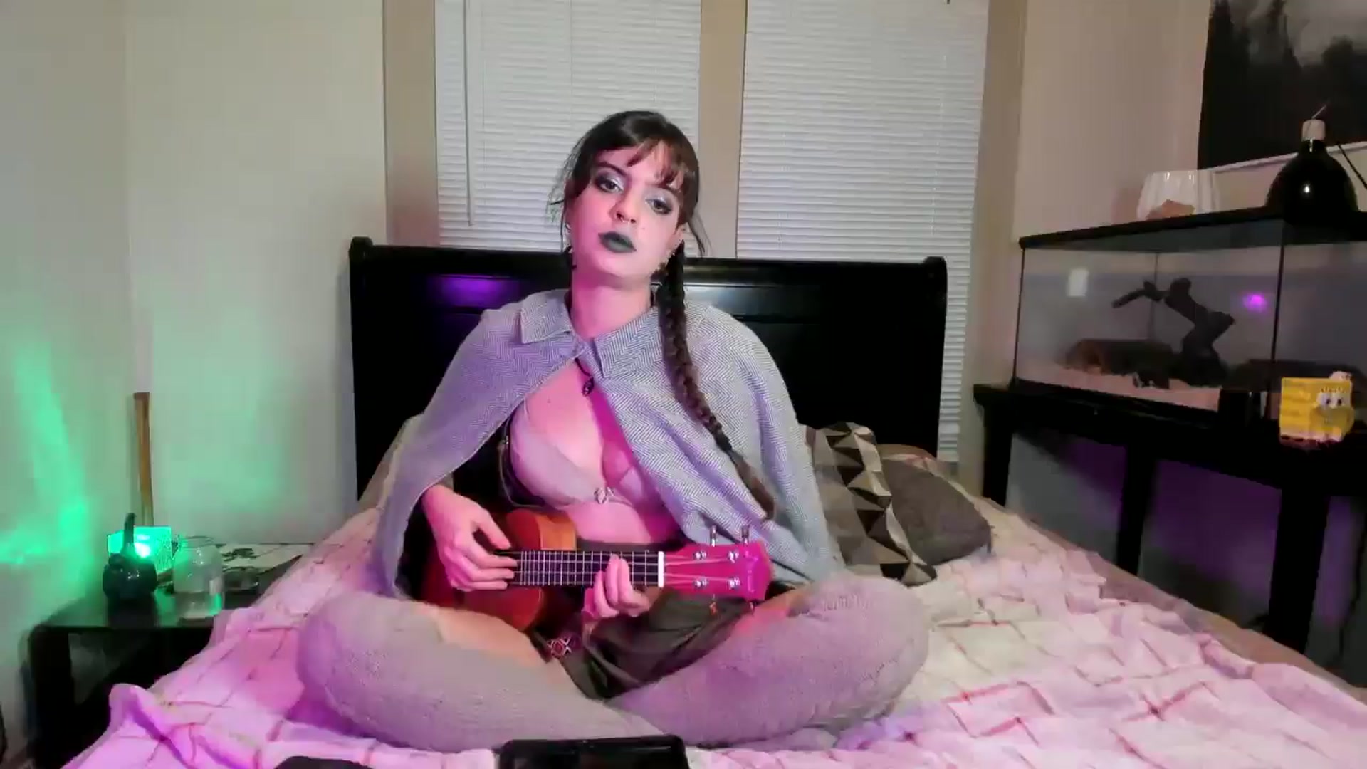 Gallery image thumbnail from IvyandCharlie's myfreecams stream on, 12/17/2024, 16:13 image 10 of 20