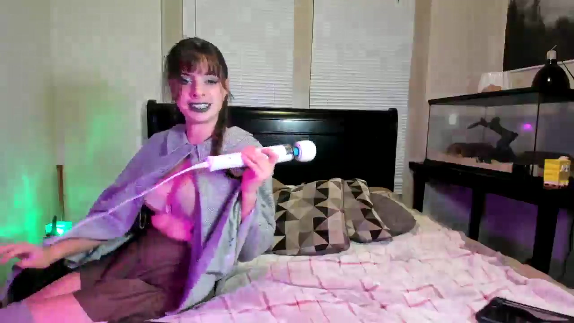 Gallery image thumbnail from IvyandCharlie's myfreecams stream on, 12/17/2024, 16:13 image 6 of 20
