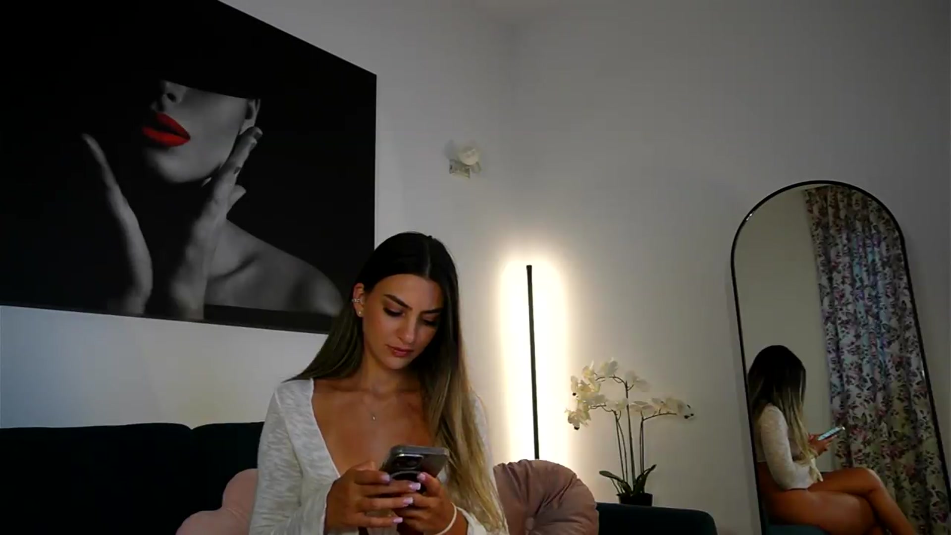 Gallery image thumbnail from Izy_belle's myfreecams stream on, 07/21/2026, 20:16 image 2 of 20