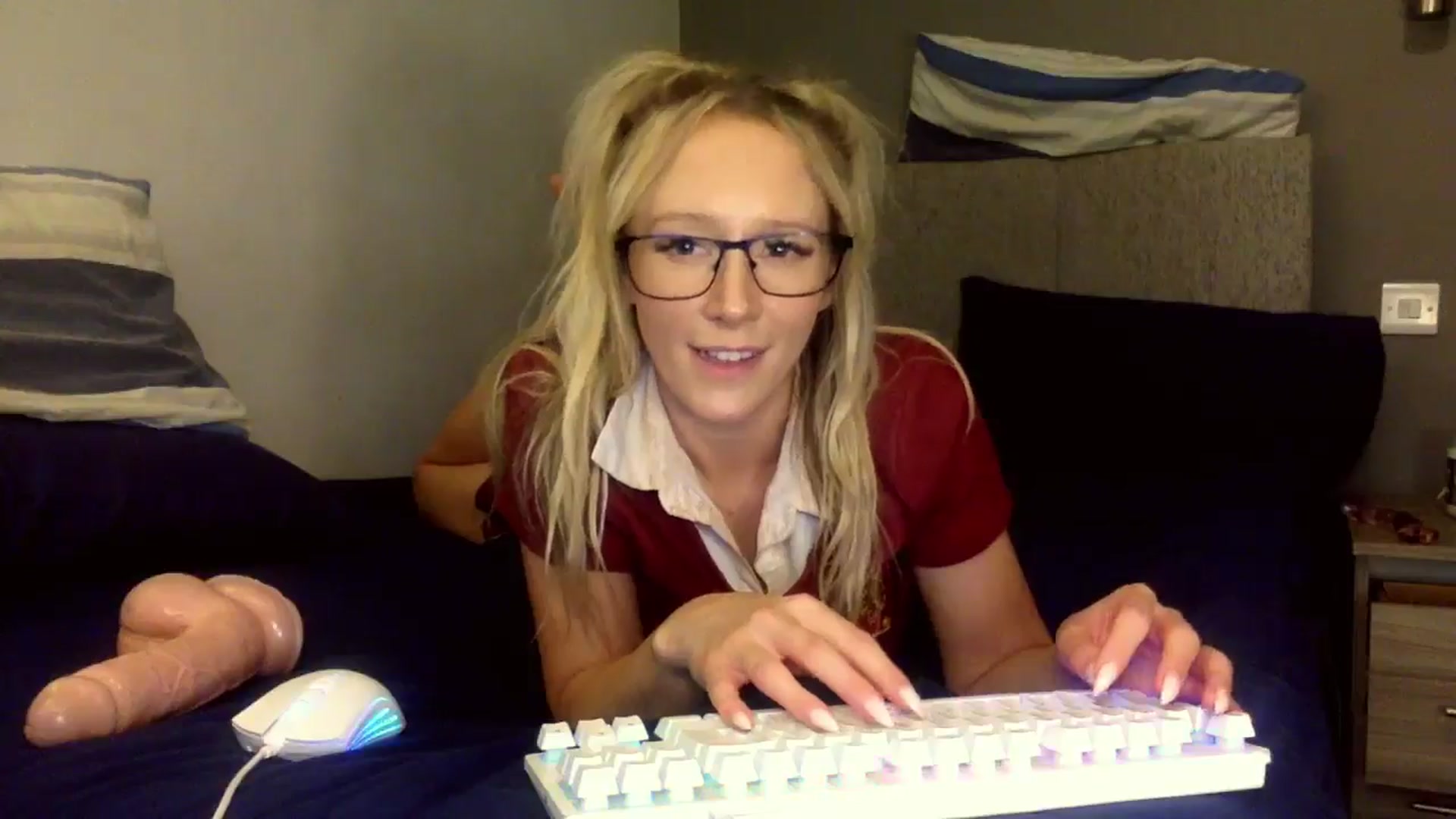 Gallery image thumbnail from IzzyPeaches21's myfreecams stream on, 12/05/2024, 15:41 image 17 of 20