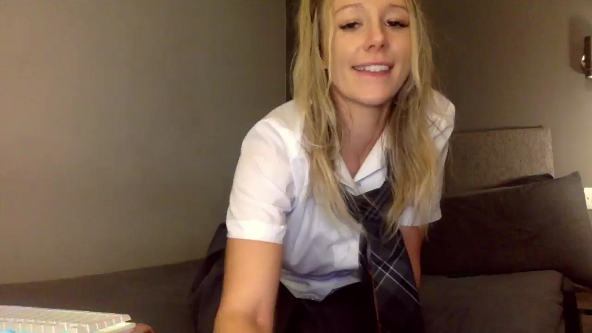 Gallery image thumbnail from IzzyPeaches21's myfreecams stream on, 12/09/2024, 17:35 image 14 of 20