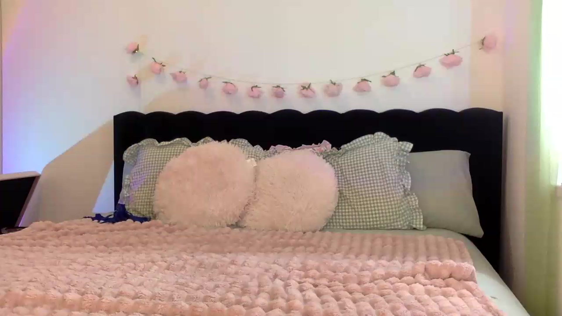 Gallery image thumbnail from IzzyPeaches21's myfreecams stream on, 08/22/2026, 14:35 image 15 of 20
