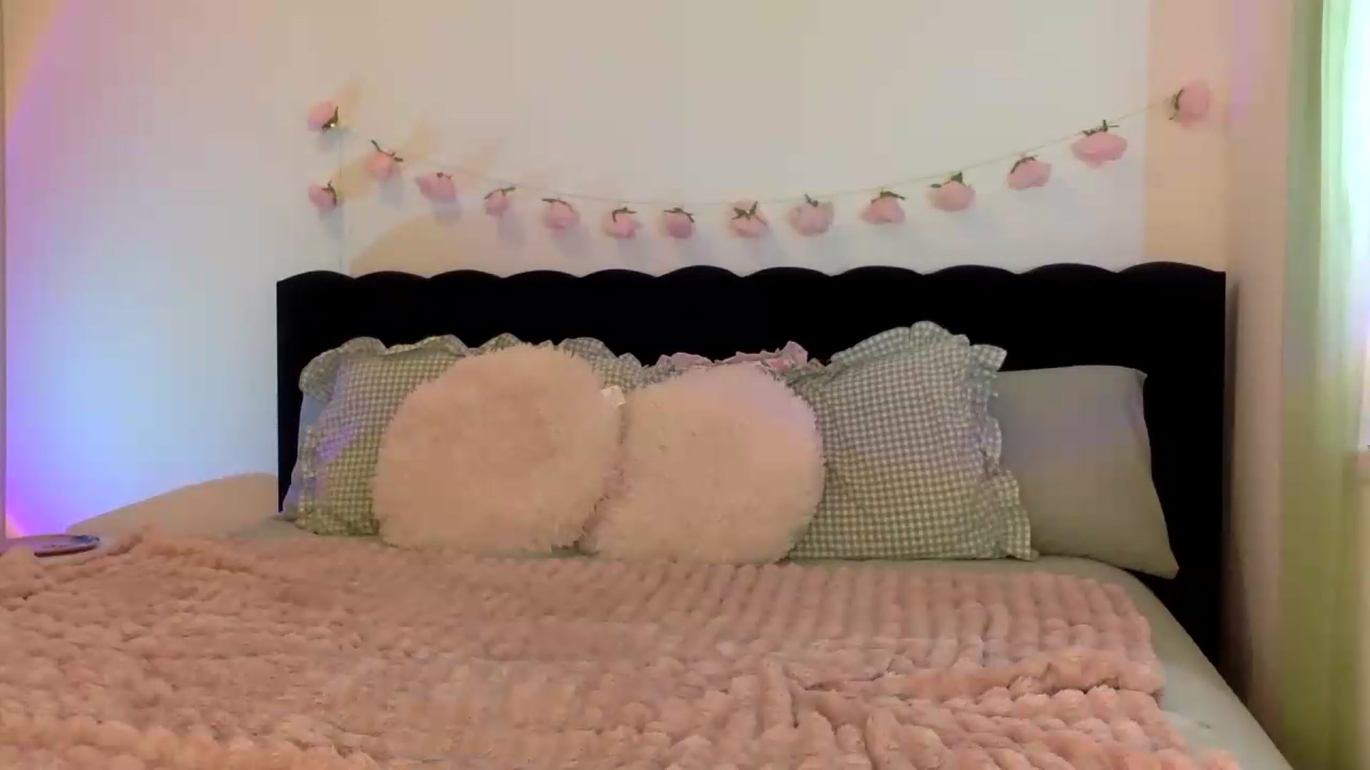 Gallery image thumbnail from IzzyPeaches21's myfreecams stream on, 08/22/2026, 14:35 image 18 of 20